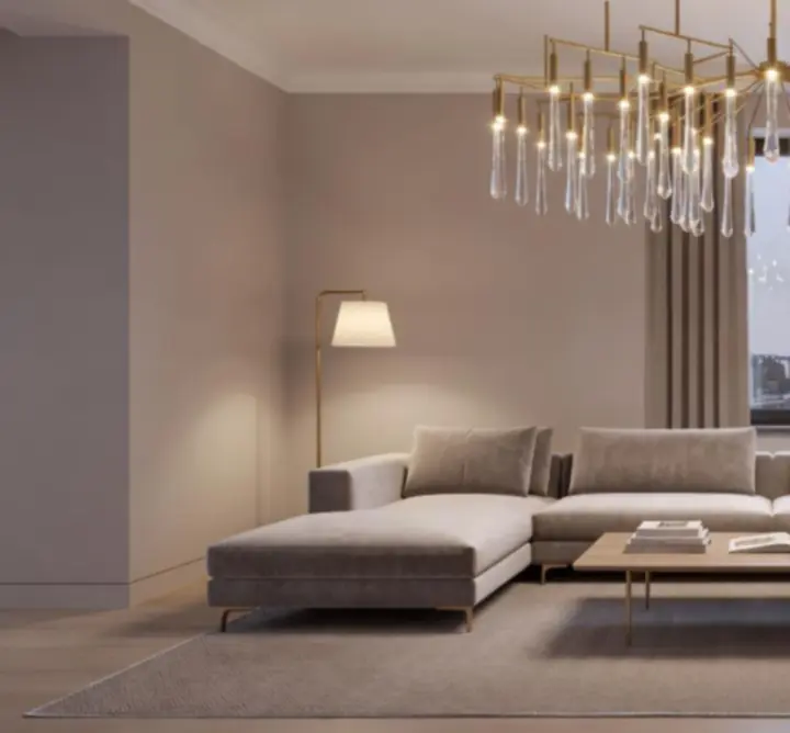 Nowoczesny żyrandol w eleganckim, jasnym salonie