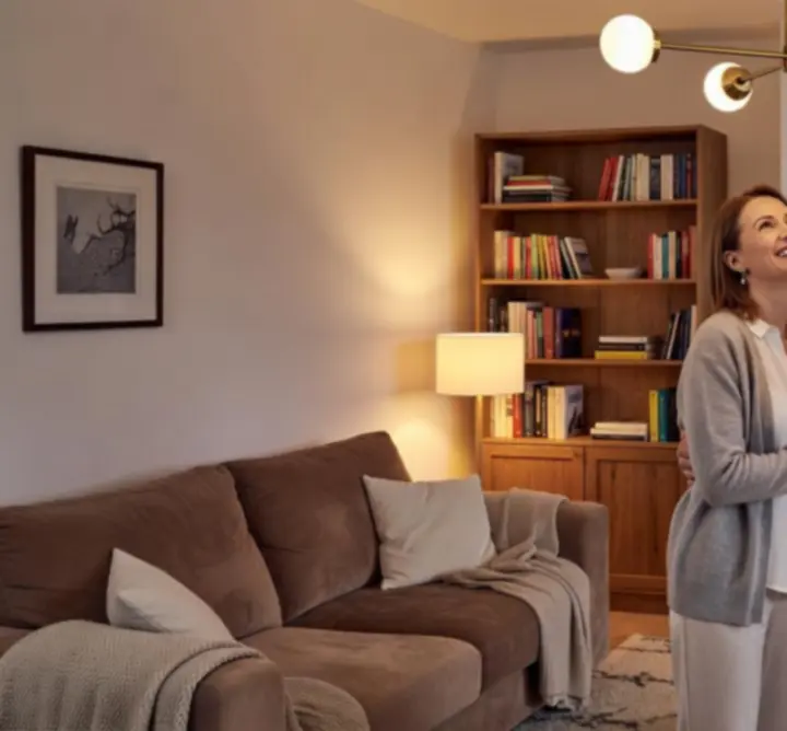 Zadowoleni klienci prezentujący oświetlenie zakupione online