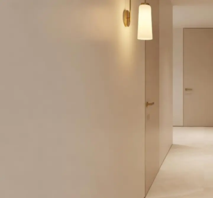 Kinkiety oświetlające długi korytarz